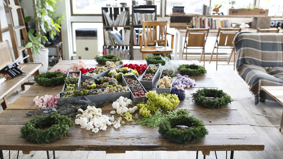 おしゃれなカフェで開催したプリザーブドフラワーのワークショップ