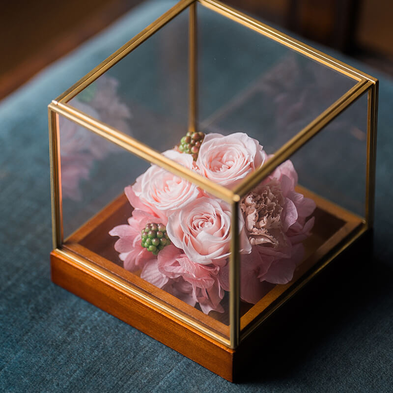 お供えに明るいプリザーブドフラワー