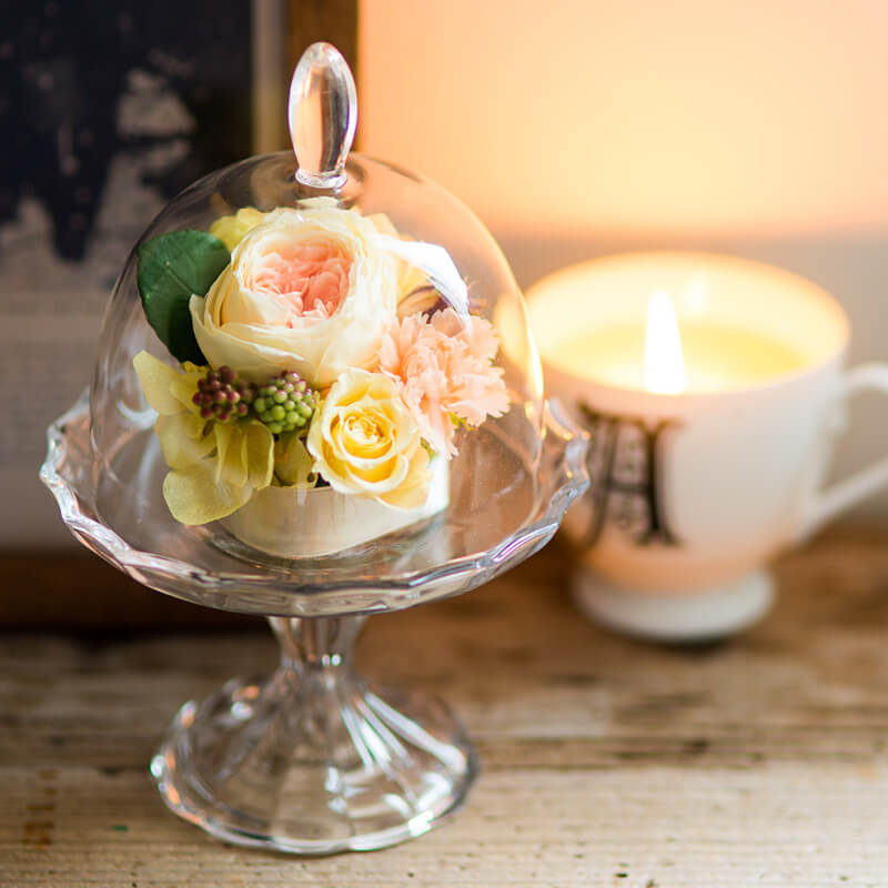 お供えに明るいプリザーブドフラワー