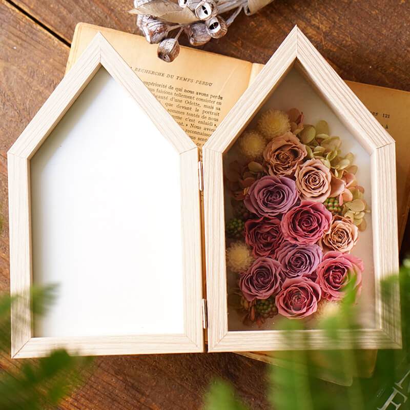 お供えに明るいプリザーブドフラワー