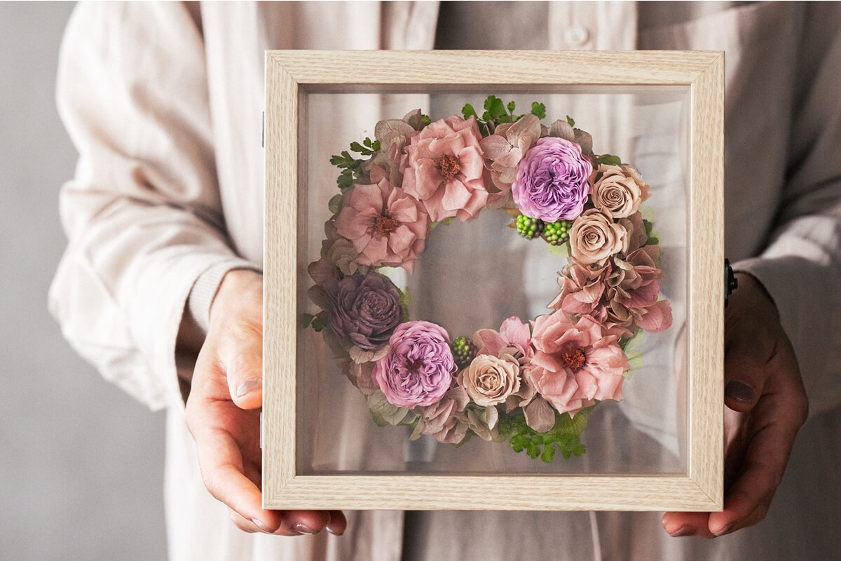 明るいモダンなお供え花