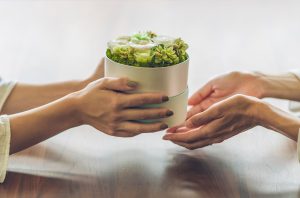 会社の同僚・上司に贈る、おしゃれな入籍祝いプレゼント【相場・マナーご紹介】