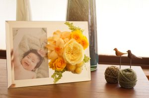 大切な写真を彩る、プリザーブドフラワーの写真立て