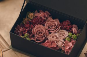 先生への結婚祝い選び、ポイントは「色の上品さ」