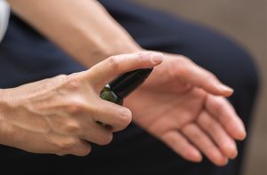 アロマスプレーに使われる「無水エタノール」って何？【正しいアロマスプレーの作り方】