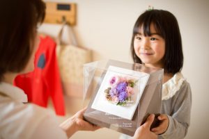 3000組以上の新郎新婦と打合せを重ね、一緒に理想の結婚式を お花で表現してきた大切な想いを表現するスペシャリスト大谷裕佳が作る お母さんに想いを届けるためのプリザーブドフラワー4選。